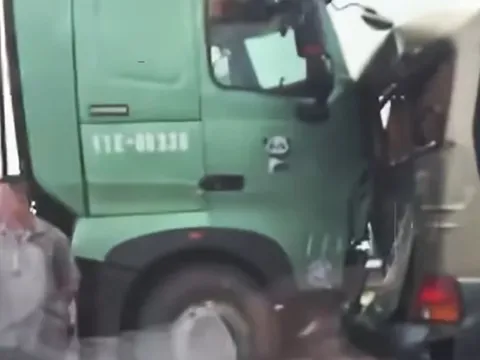 Hiện trường tai nạn liên hoàn giữa 5 xe ô tô trên cao tốc Cao Bồ - Mai Sơn