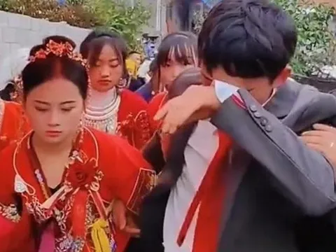 Chú rể bật khóc nức nở trong đám cưới, lý do gây bất ngờ