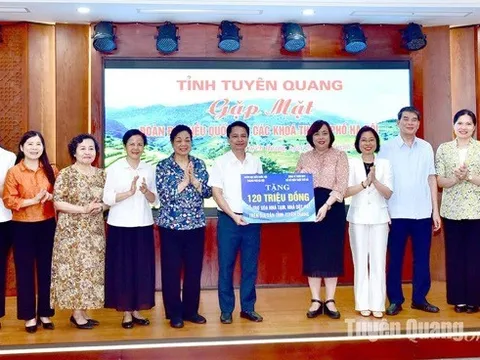 Đoàn Đại biểu Quốc hội TP Hà Nội phối hợp trao hỗ trợ xóa nhà tạm tại tỉnh Tuyên Quang