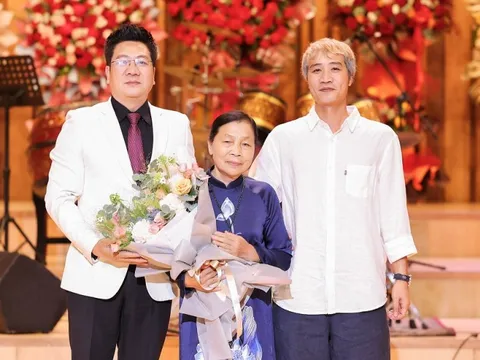 Tân Giám đốc Học viện Âm nhạc Quốc Gia- TS. NSND Đỗ Quốc Hưng tri ân mẹ trong lễ nhậm chức