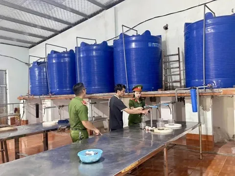 Hé lộ nguồn gốc nghìn chai nước mắm bị vứt bỏ ở bụi rậm ven đường