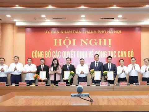 Công bố các quyết định của Chủ tịch UBND TP Hà Nội về công tác cán bộ