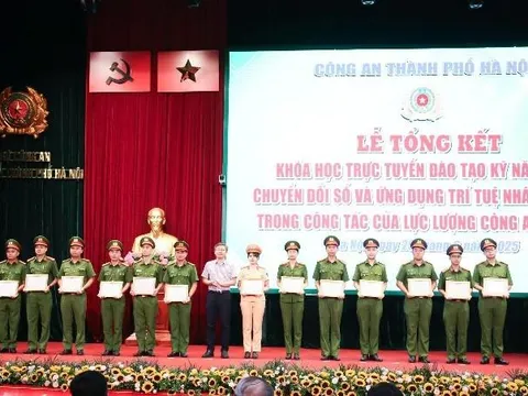 Hơn 7.500 cán bộ, chiến sĩ Công an Thủ đô hoàn thành khóa học “Bình dân học vụ số“