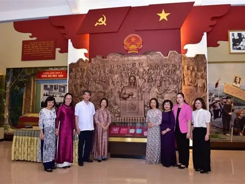 Đoàn đại biểu Quốc hội TP Hà Nội về nguồn tại tỉnh Tuyên Quang