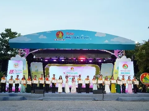 80 giáo viên tổng phụ trách Đội tiêu hiểu được trao Giải thưởng “Cánh én hồng”