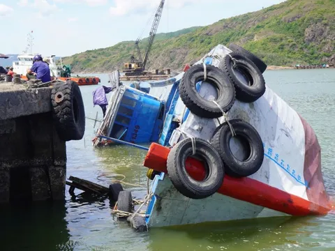 Tàu chở hàng neo đậu tại cảng bị chìm, 50 tấn vật liệu rơi xuống biển