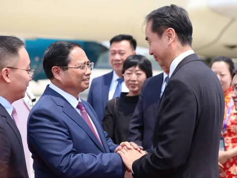 Thủ tướng tới Thiên Tân, bắt đầu dự WEF 16 và làm việc tại Trung Quốc