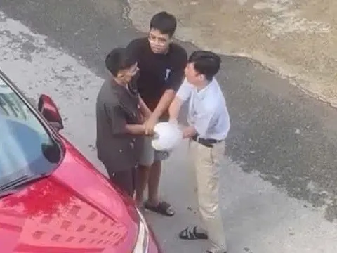 Điều tra vụ 2 bố con đánh người khác chảy máu đầu rồi hỏi "có biết tao là ai không"