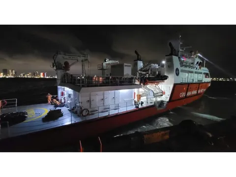 Lực lượng cứu nạn hàng hải ứng cứu ngư dân bị nạn tại vùng biển Hoàng Sa