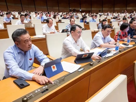 Quốc hội thông qua Luật Cán bộ, công chức (sửa đổi)