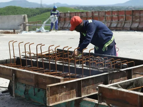 Nắng cháy da trên công trường cao tốc Vũng Áng – Bùng
