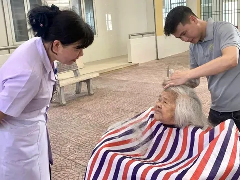 Cảm động chương trình cắt tóc miễn phí cho bệnh nhân