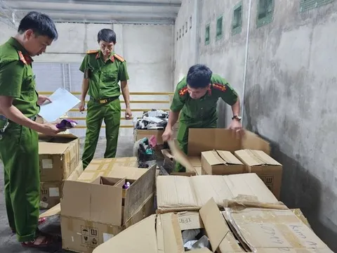 Thu giữ 2,5 tấn mỹ phẩm không rõ nguồn gốc tại một cửa hàng