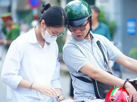Hà Nội: Phụ huynh “chia lửa” cùng thí sinh!