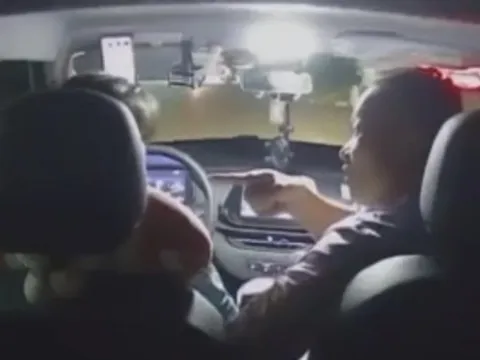 Bản tin 26/6: Tài xế taxi bị hành khách hành hung, liên tục đấm vào đầu và mặt