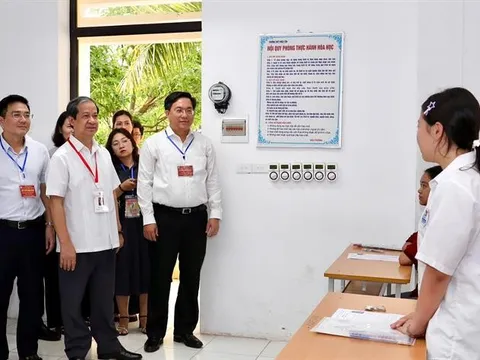 Bộ trưởng Nguyễn Kim Sơn động viên thí sinh, cán bộ làm thi tốt nghiệp THPT 2025