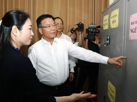 Phó Thủ tướng Lê Thành Long kiểm tra việc chuẩn bị kỳ thi tốt nghiệp tại tỉnh Quảng Ninh