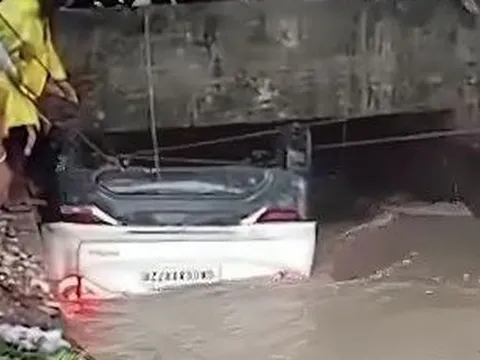 Ô tô rơi xuống kênh, 4 người trong một gia đình tử vong