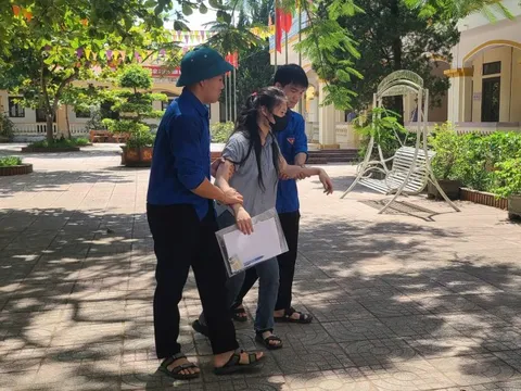 Được miễn thi do khuyết tật, nữ sinh vẫn quyết tham gia để thử sức