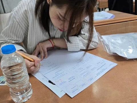 Ngày đầu Kỳ thi tốt nghiệp THPT 2025: Trò vững vàng, cha mẹ hồi hộp