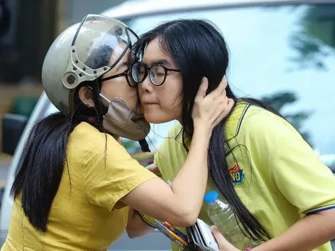 Ngoài cánh cổng trường, bố mẹ cũng "thi" cùng con…