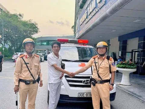 Hà Nội: CSGT dùng mô tô chuyên dụng mở đường đưa cháu bé đi cấp cứu