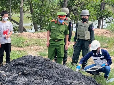 Hà Nội: Phát hiện vụ chôn, lấp chất thải công nghiệp số lượng lớn