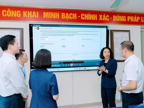 Phó Chủ tịch UBND TP Hà Nội Vũ Thu Hà kiểm tra thực tế vận hành thử nghiệm mô hình chính quyền mới tại quận Long Biên
