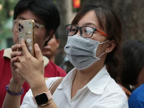 Ngày thi cuối THPT 2025: Cha mẹ lặng lẽ ngóng con sau cánh cổng trường