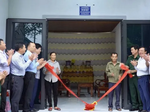 Được xoá nhà tạm, người phụ nữ nghèo ôm con khóc nghẹn