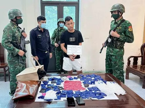 Bắt 2 đối tượng vận chuyển số lượng lớn ma tuý qua biên giới