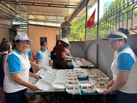 “Bữa ăn trưa 0 đồng” tiếp sức mùa thi nơi ngoại ô Hà Nội