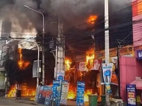 Cháy lớn tại siêu thị Điện máy Xanh ở Đồng Nai