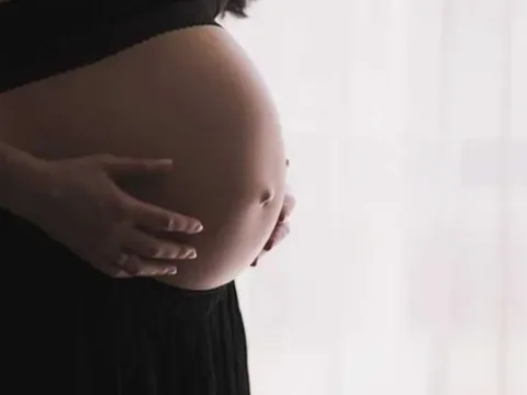 Sinh con tại bệnh viện, sản phụ bị y tá bôi nhầm axit lên bụng