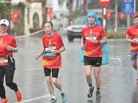 Vận động viên 85 tuổi chạy dưới cơn mưa nặng hạt tại Hạ Long