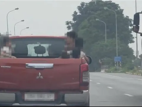 Hà Nội: Xác minh nóng, xử lý tài xế chở trẻ em trên thùng xe bán tải