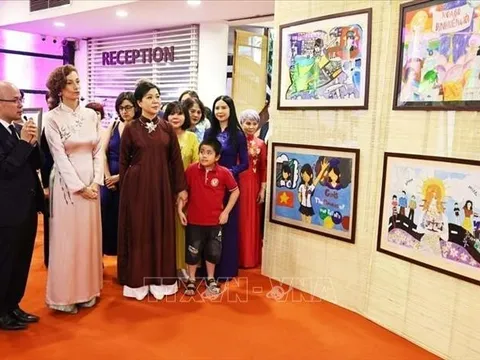 Phu nhân Tổng Bí thư Tô Lâm và Tổng Giám đốc UNESCO Audrey Azoulay dự Triển lãm 'Chúng tôi CÓ THỂ'