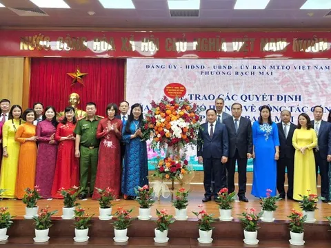 Công bố và trao các quyết định của thành phố Hà Nội về công tác nhân sự tại phường Bạch Mai
