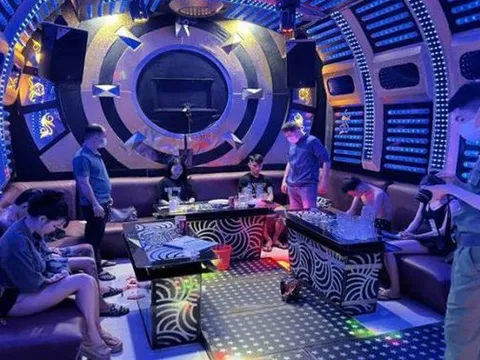 Khởi tố chủ quán, nhân viên và nhóm ‘bay lắc’ trong quán karaoke