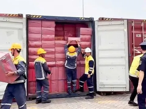 Hải quan bắt giữ 1,3 triệu bao thuốc lá lậu và giả nhãn mác