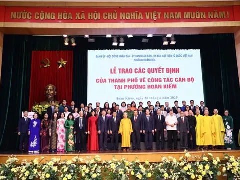 Chủ tịch UBND Thành phố Hà Nội Trần Sỹ Thanh trao quyết định nhân sự phường Hoàn Kiếm, Cửa Nam và Hai Bà Trưng
