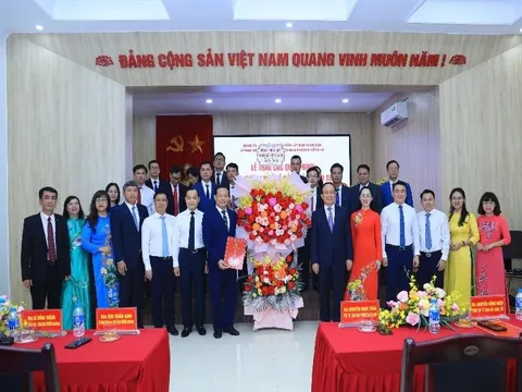 Công bố các quyết định về công tác cán bộ tại phường Hồng Hà