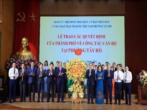 Phó Bí thư Thành ủy Hà Nội Nguyễn Ngọc Tuấn trao các quyết định nhân sự phường Tây Hồ