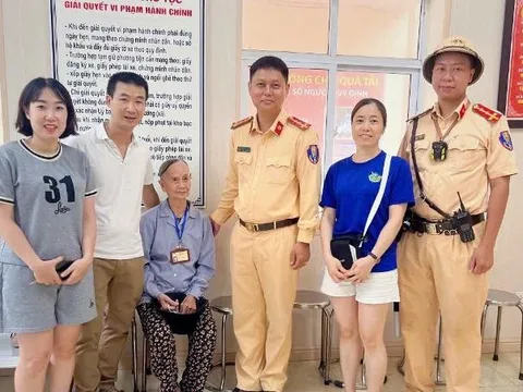 Cảnh sát giao thông Hà Nội giúp đỡ cụ bà 87 tuổi đi lạc về với gia đình