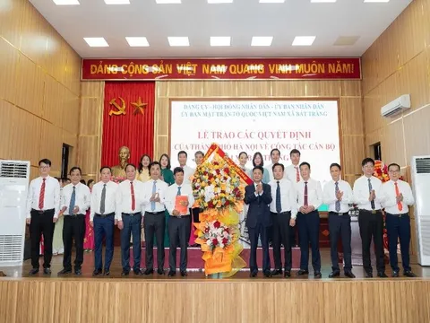Phó Chủ tịch HĐND phố Hà Nội Phạm Quí Tiên trao các quyết định nhân sự xã Bát Tràng