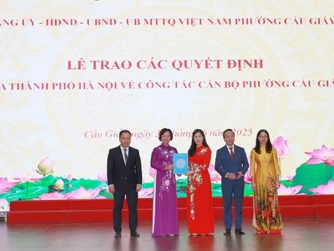 Trao các quyết định của Thành phố Hà Nội về công tác cán bộ phường Cầu Giấy, Nghĩa Đô, Yên Hòa