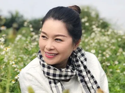 "Bà ngoại" Thanh Tú tuổi 50, nhan sắc vẫn "chặt đẹp" con gái