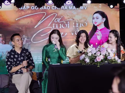 Ca sĩ Phương Nga khóc nghẹn khi nhớ đến tuổi thơ cơ cực