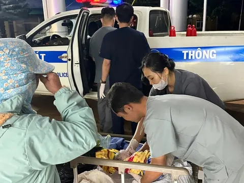 Sản phụ sinh con trên xe đặc chủng của CSGT Lâm Đồng