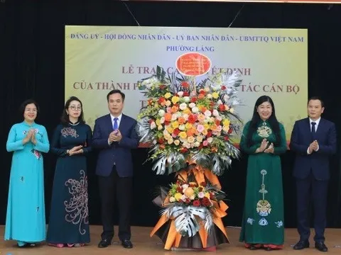 Công bố và trao các quyết định của TP Hà Nội về công tác cán bộ tại phường Láng